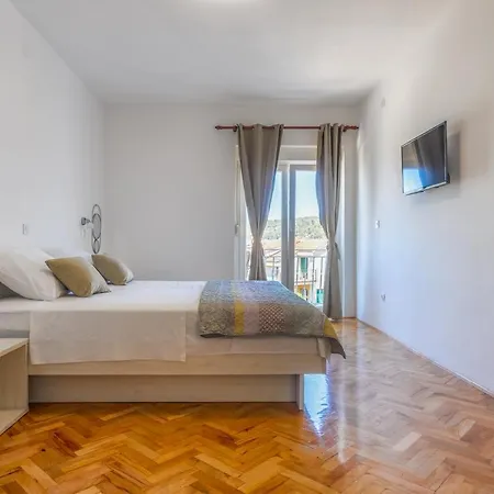 Luksa - Zf Hvar * Hvar Town